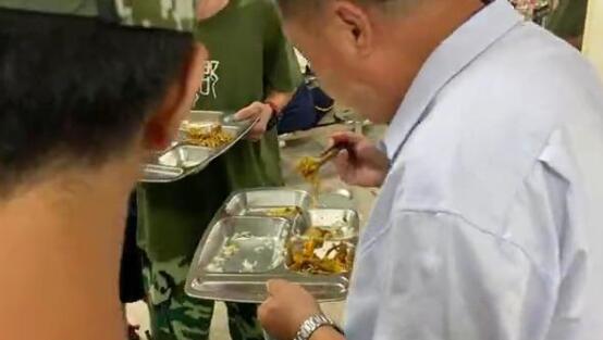 湖南校長站垃圾桶旁吃學(xué)生剩飯