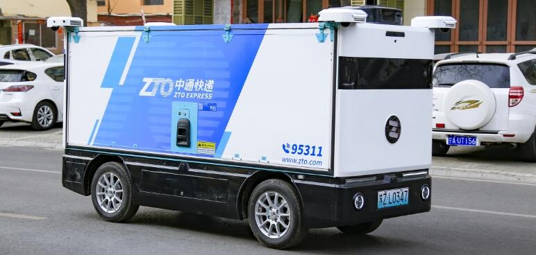 中通快遞無(wú)人車逆行致堵車